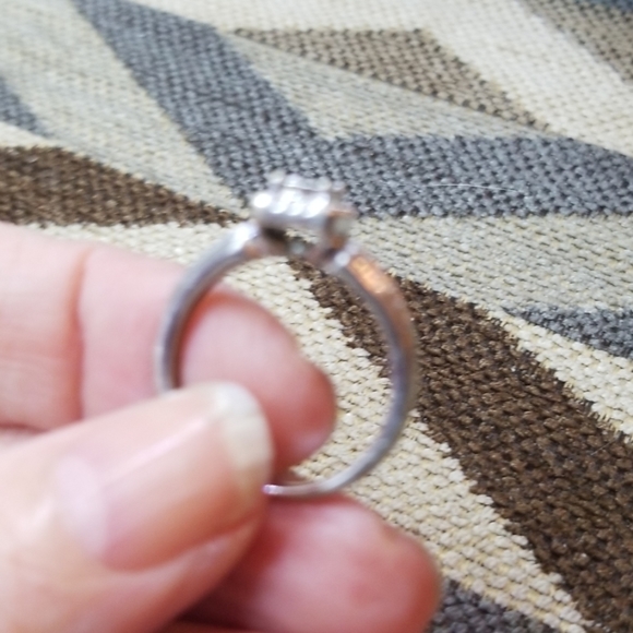 Kays 10k white gold ring with 1/4CTW diamonds - Picture 3 of 8